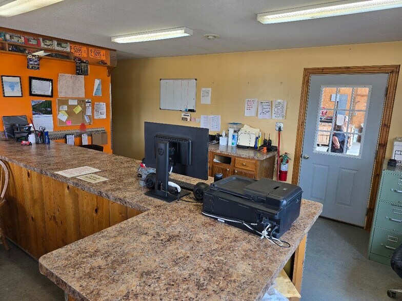 More Photos Of 808 W Walnut St, Fairbury Industrial For Sale