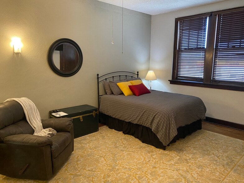 More Photos Of 102 N Fowler St, Meade Office For Sale