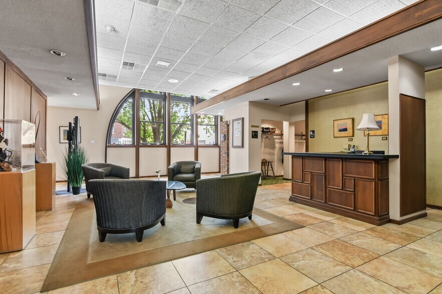 More Photos Of 227 E Adams St, Springfield Flex For Sale