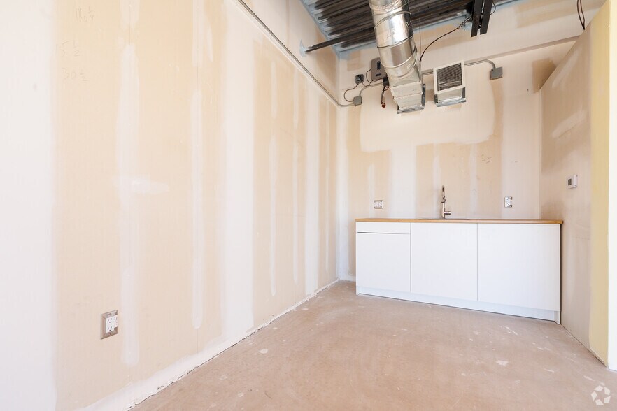 More Photos Of 585 Hanlon Creek Blvd, Guelph Showroom For Lease