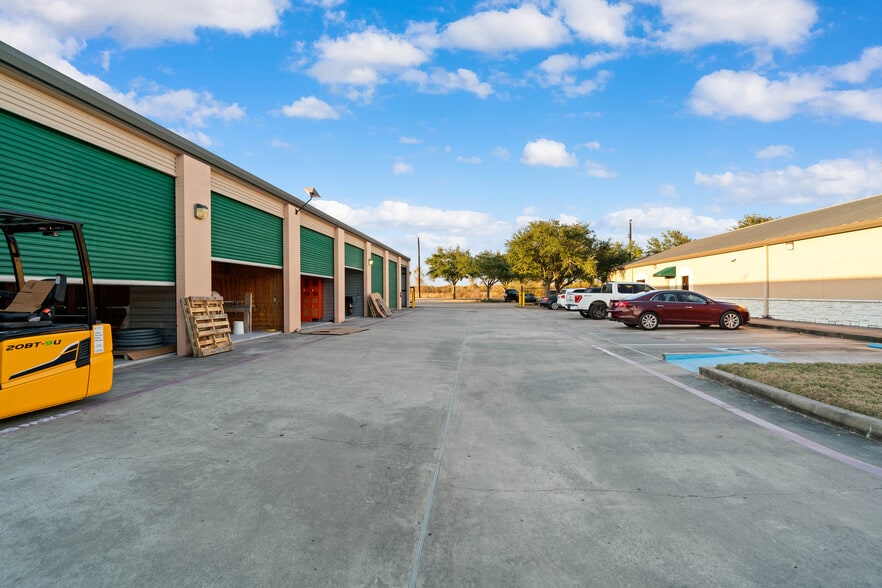 More Photos Of 207 W Archer Rd, Baytown Warehouse For Sale