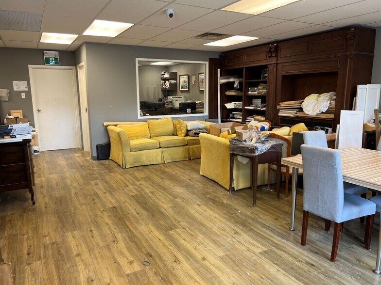 More Photos Of 100 Boul Hymus, Pointe-claire Warehouse For Lease