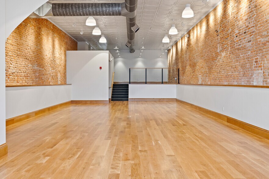 More Photos Of 22 Grinnell Plz, Sheridan General Retail For Lease