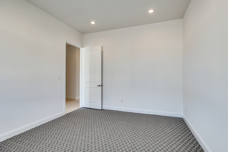 More Photos Of 6000 Alma Rd, McKinney Business Park For Lease