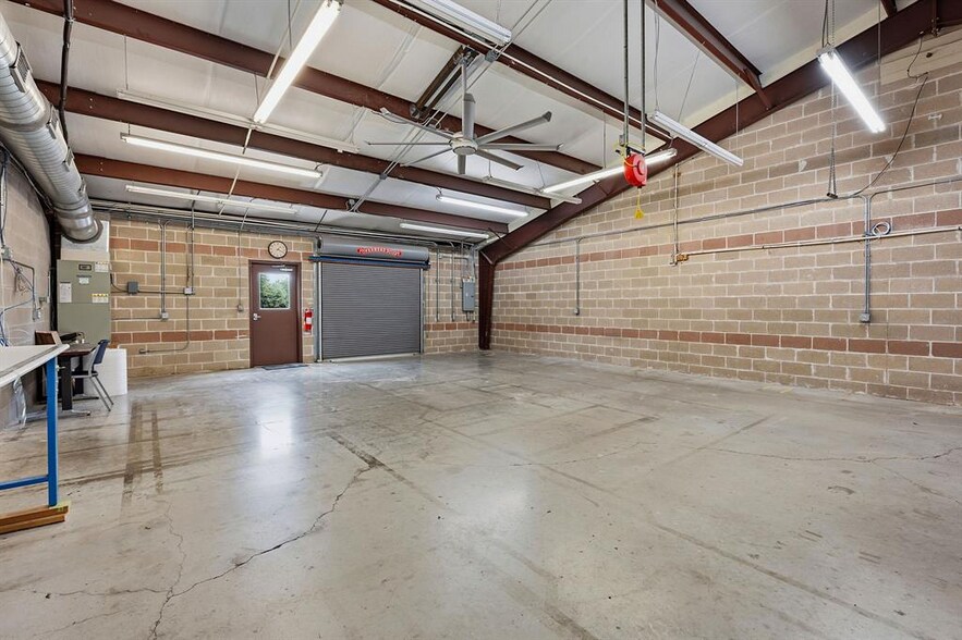 More Photos Of 2100 E Highway 290, Dripping Springs Flex For Lease