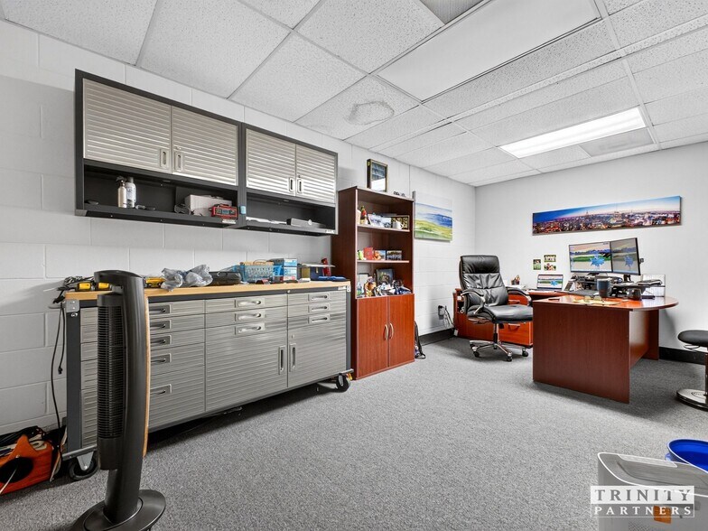 More Photos Of 1100 Thousand Oaks Blvd, Greenville Light Distribution For Lease