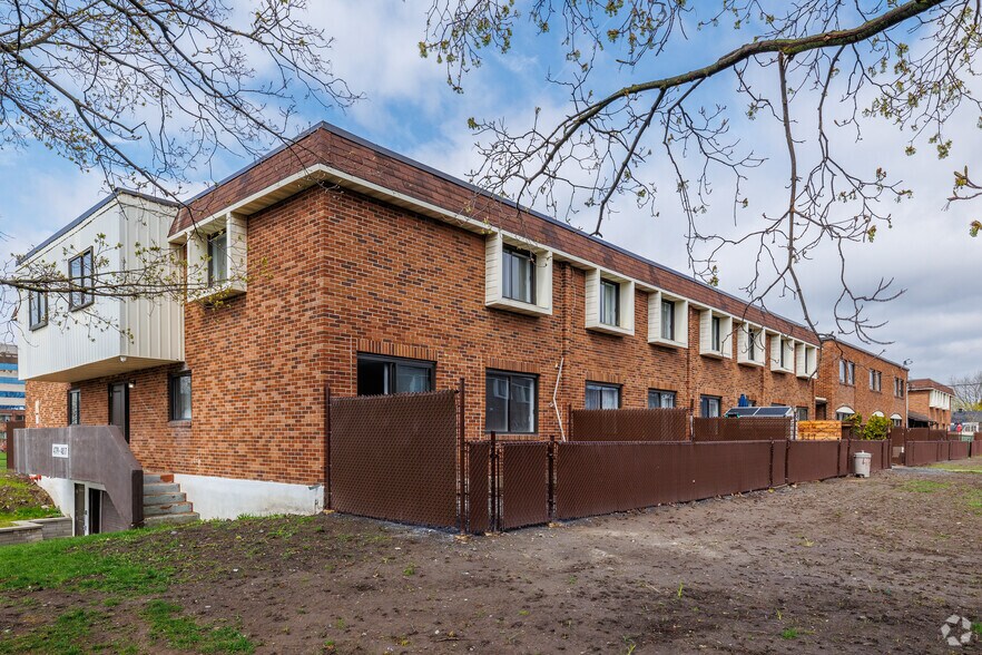 More Photos Of 301 Rue Hurteau, Dollard-des-Ormeaux Apartments For Sale