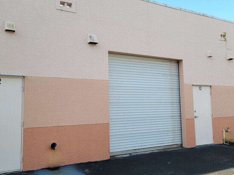 More Photos Of 2805 S Horseshoe Dr, Naples Showroom For Lease