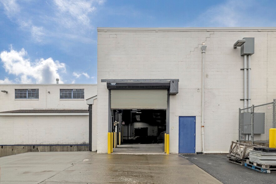 More Photos Of 305 Veterans Blvd, Carlstadt Warehouse For Lease