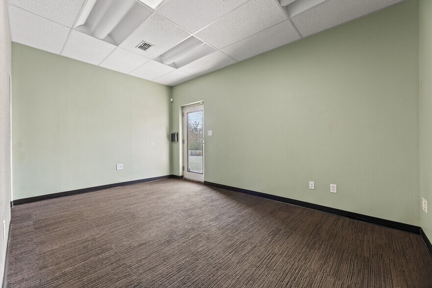 More Photos Of 2413 Greenlawn Pky, Austin Office For Sale