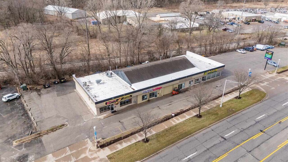 More Photos Of 906 2nd St, Coralville General Retail For Lease