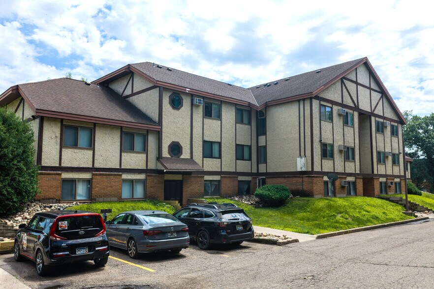 Primary Photo Of 835 Driftwood Dr, Saint Cloud Apartments For Sale