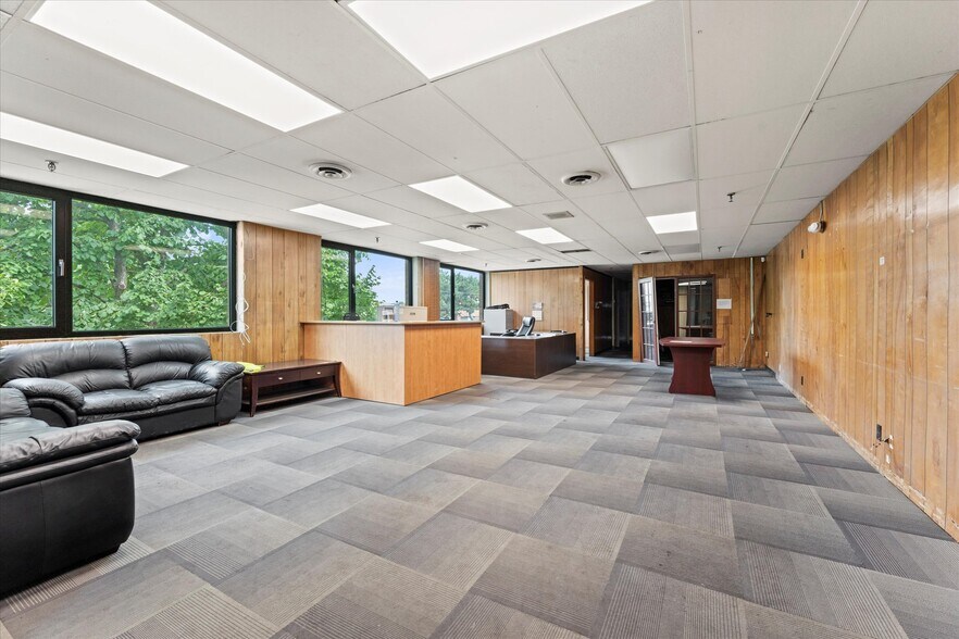 More Photos Of 1701 Shepherd, Windsor Manufacturing For Lease