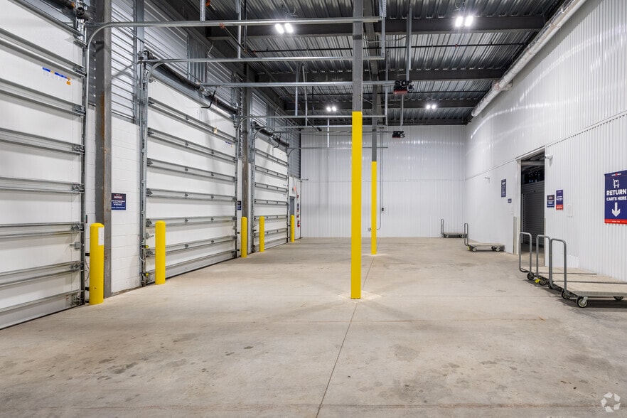 More Photos Of 2320 E Mall Dr, Fort Myers Warehouse For Lease