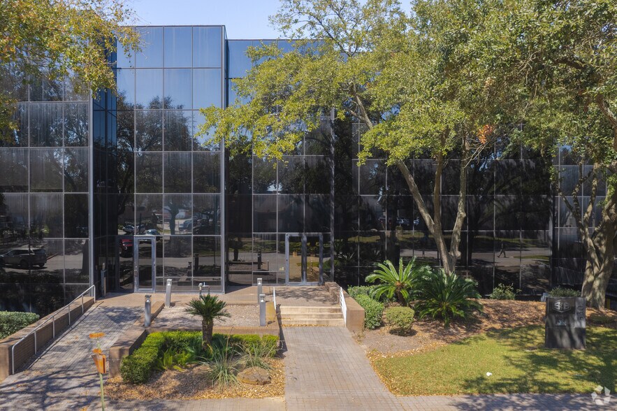 More Photos Of 530 Wells Fargo Dr, Houston Office For Sale