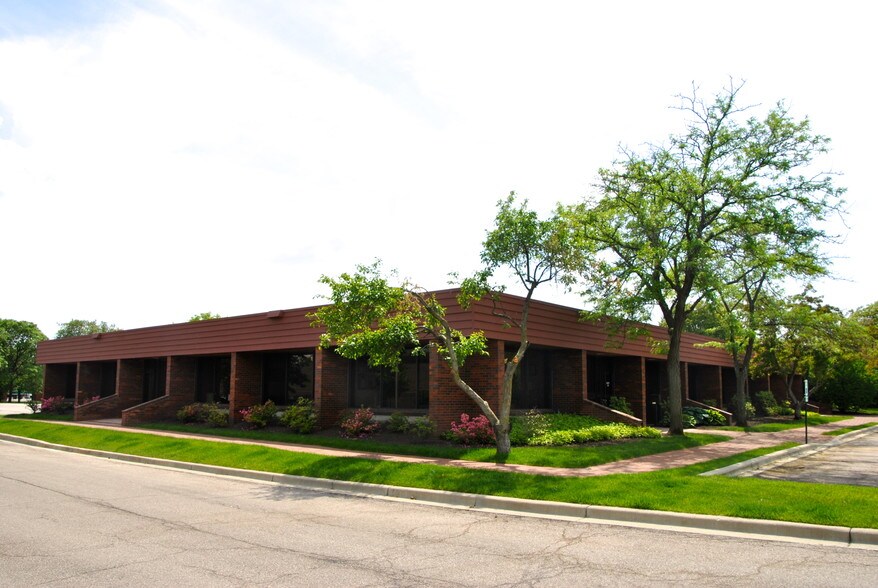 More Photos Of 411 Business Center Dr, Mount Prospect Office For Lease