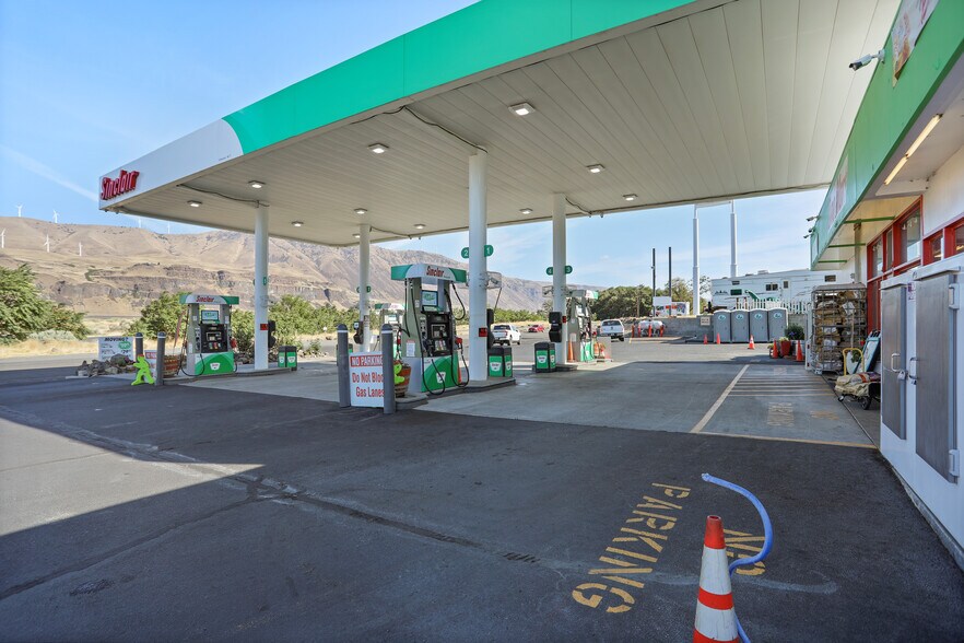 More Photos Of 606 E 1st, Rufus Convenience Store For Sale