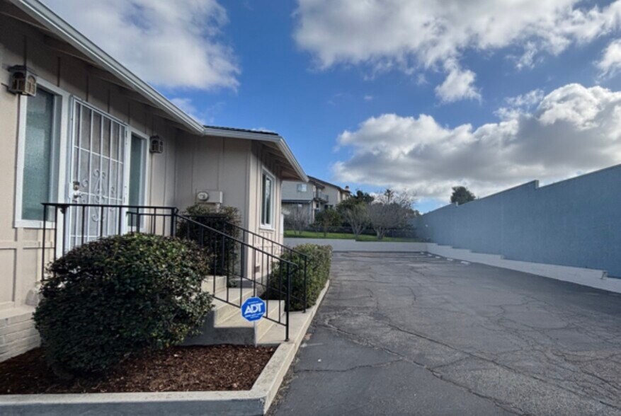 More Photos Of 626 Civic Center Dr, Vista Medical For Lease
