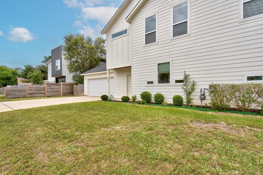 More Photos Of 4005 A/B Clawson Rd, Austin Specialty For Sale