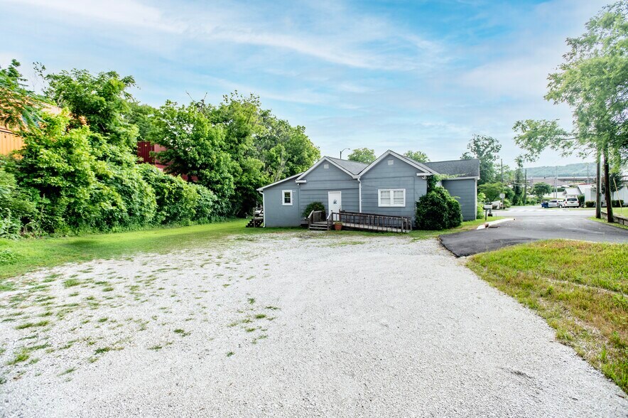 More Photos Of 400 Main St, Clinton Freestanding For Sale