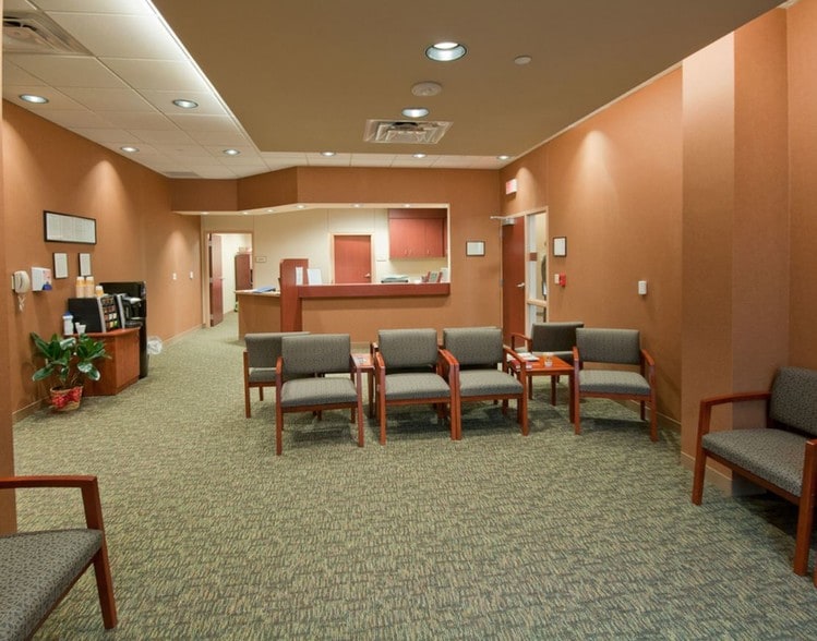 More Photos Of 300 Willow Creek Pky, Palestine Medical For Lease