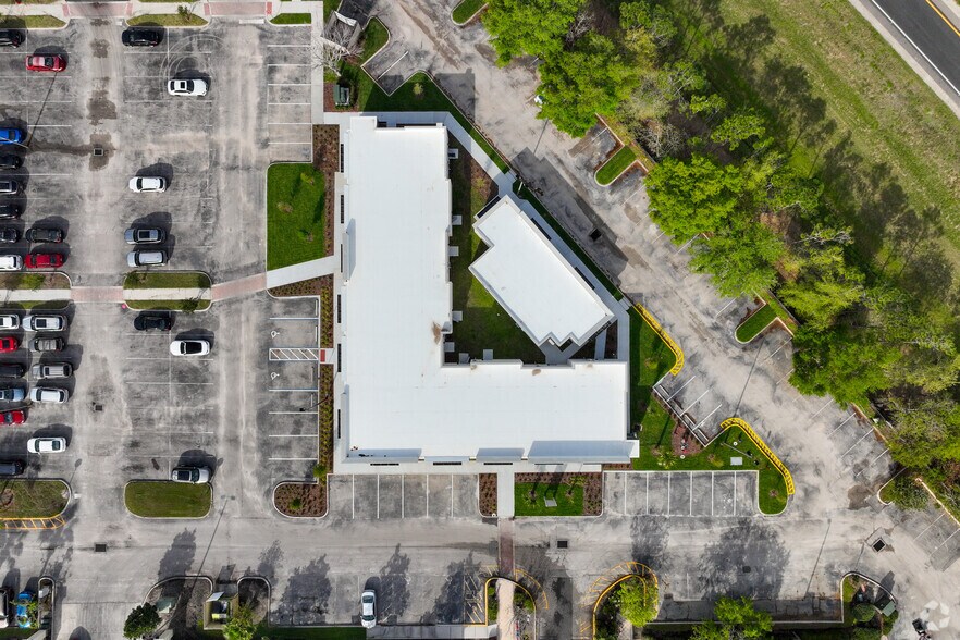 More Photos Of 13504 Village Park Dr, Orlando Unknown For Lease