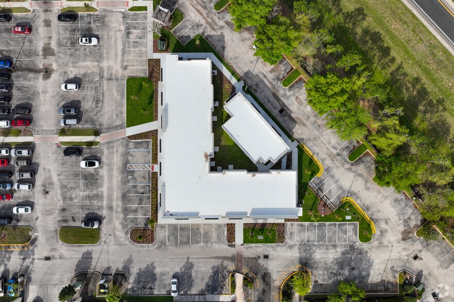 More Photos Of 13504 Village Park Dr, Orlando Medical For Sale