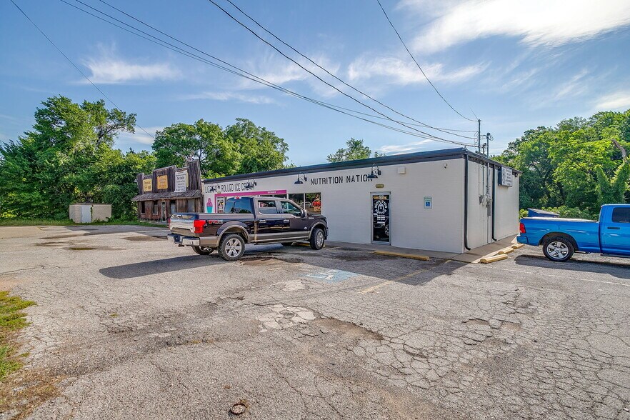 More Photos Of 1205 S Main St, Weatherford Freestanding For Sale