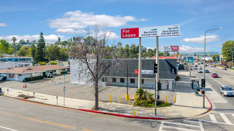 More Photos Of 21108 Ventura Blvd, Woodland Hills Bank For Lease