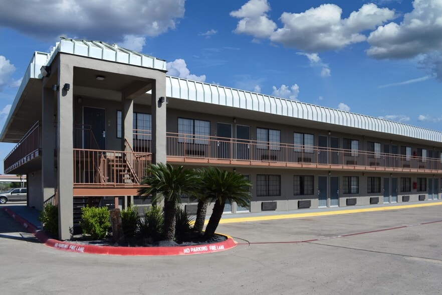 More Photos Of 221 S US Highway 77 Byp, Kingsville Hotel For Sale