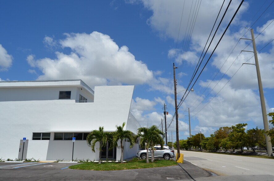 More Photos Of 520 S Dixie Hwy, Hallandale Beach Warehouse For Lease
