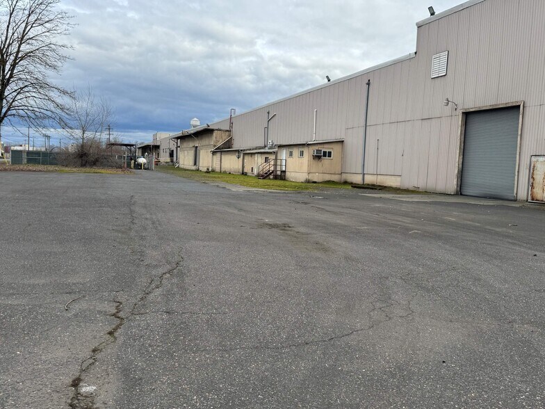 More Photos Of 9930 N Burgard Way, Portland Warehouse For Lease