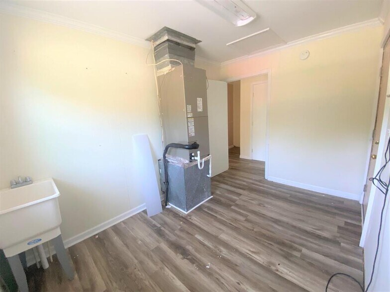 More Photos Of 131 Lakeview Church Rd, Cochran Freestanding For Lease