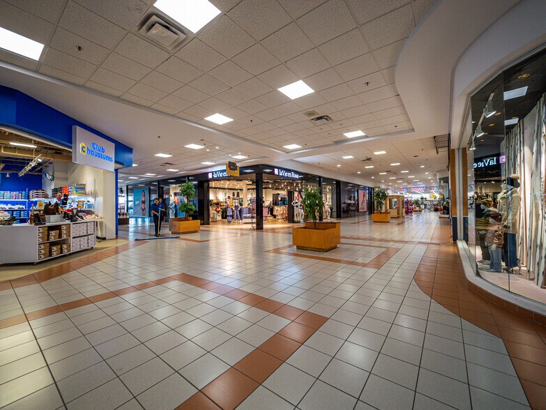 More Photos Of 1055 Av Du Pont S, Alma General Retail For Lease