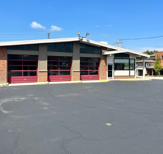 More Photos Of 5 S Madison St, Oswego Storefront Retail Office For Lease