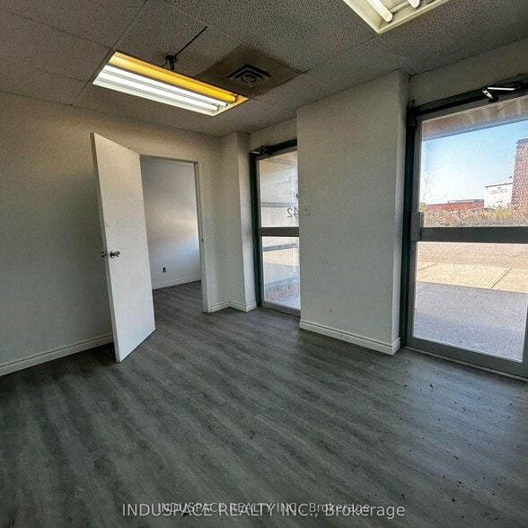 More Photos Of 2400 Lucknow Dr, Mississauga Light Distribution For Lease