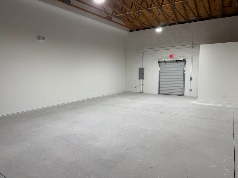 More Photos Of 1602 SE South Niemeyer Cir, Port Saint Lucie Warehouse For Lease