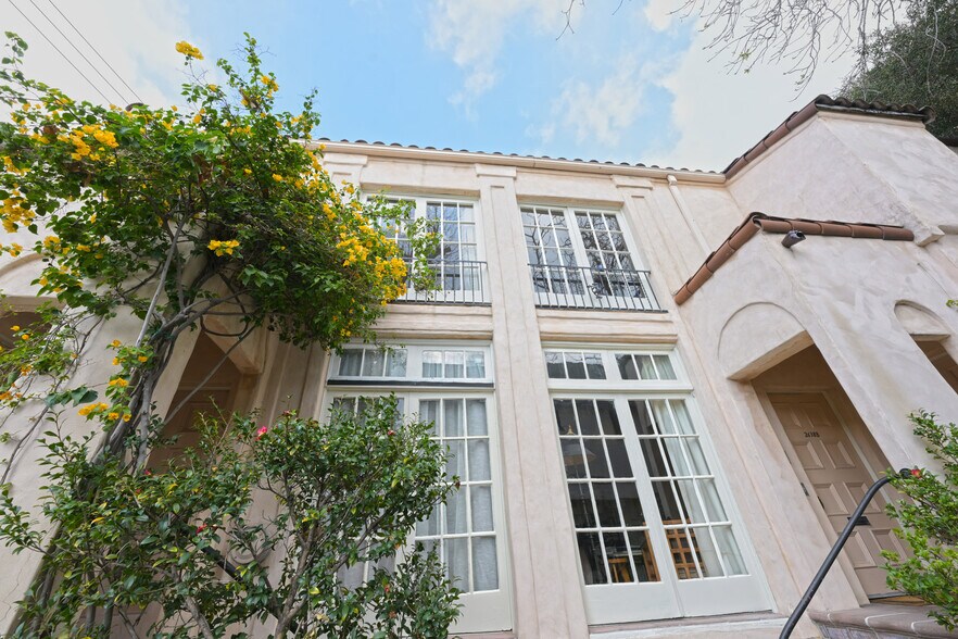 More Photos Of 2636 N Beachwood Dr, Los Angeles Apartments For Sale