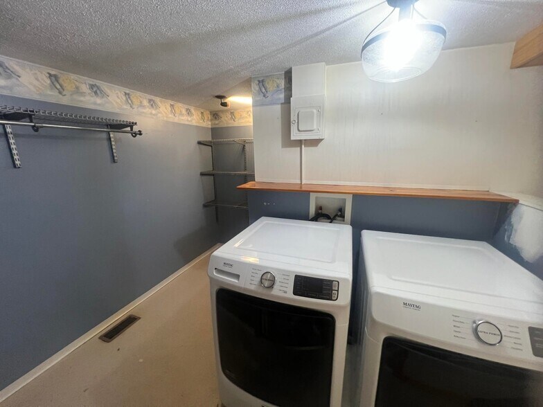 More Photos Of 380 S Main St, De Graff Light Manufacturing For Sale