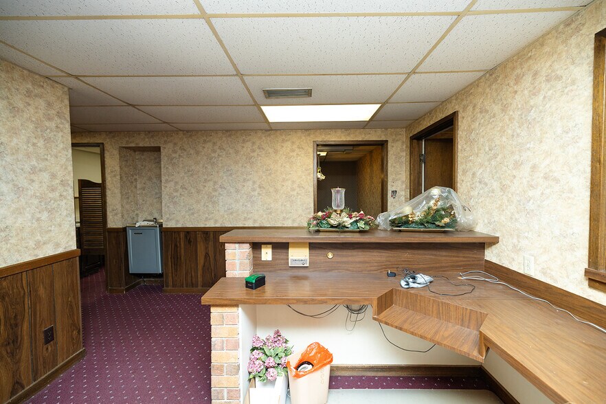 More Photos Of 504 N Poplar St, Peabody Medical For Sale