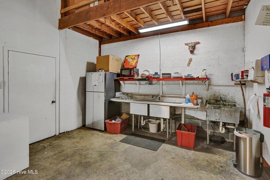 More Photos Of 711 S 5th Ave, Wilmington General Retail For Sale