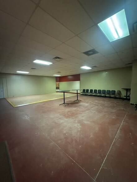 More Photos Of 3841-3845 NW 10th St, Oklahoma City Manufacturing For Lease