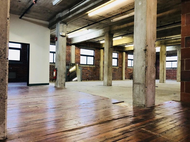 More Photos Of 119R Foster St, Peabody Light Manufacturing For Lease