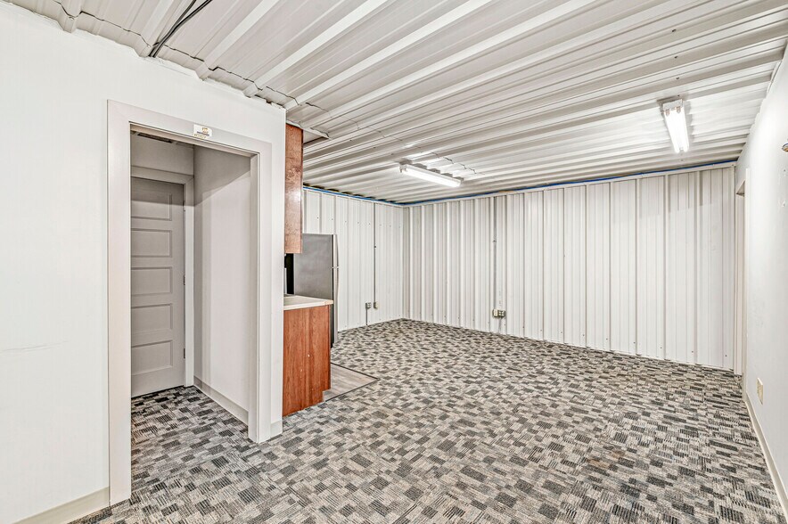 More Photos Of 2601 E 56th St, Indianapolis Light Distribution For Sale