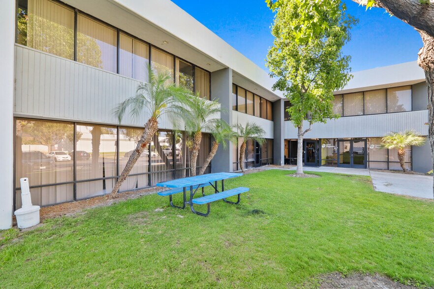 More Photos Of 1555-1565 S Sinclair St, Anaheim Light Manufacturing For Lease