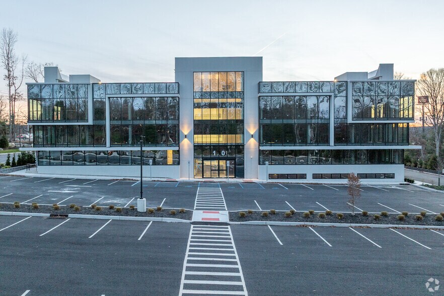 More Photos Of 10 Executive Blvd, Suffern Medical For Lease