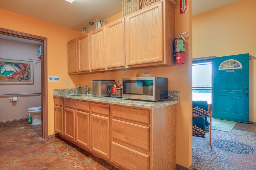 More Photos Of 723 N Curtis Ct, Sisters Industrial For Sale