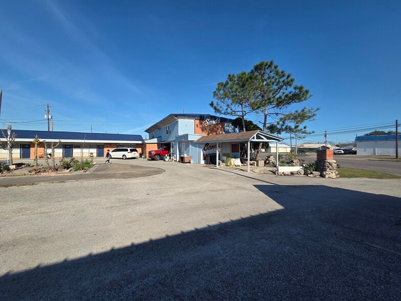 More Photos Of 1207 W Main St, Port Lavaca Hotel For Sale
