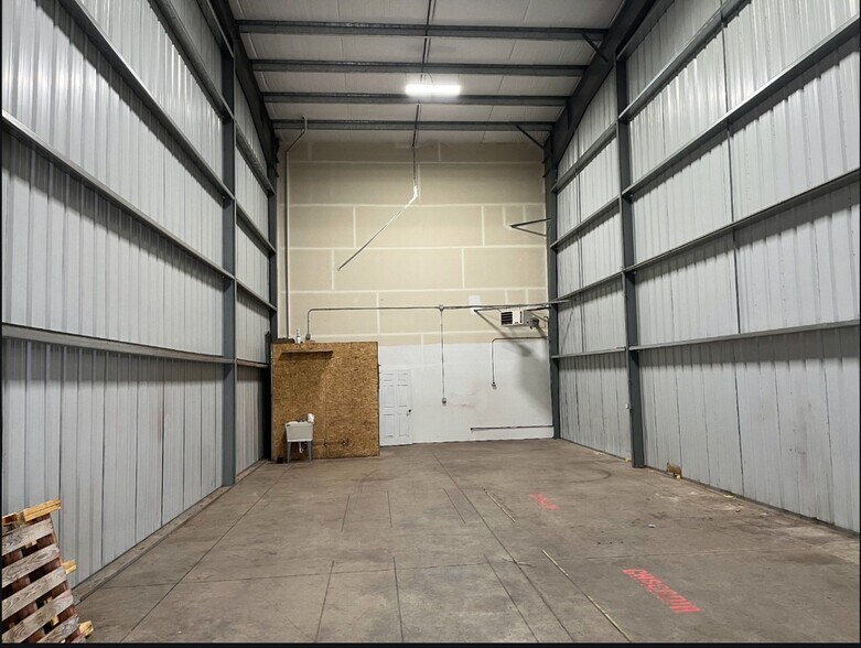More Photos Of 5681 Crater Lake Hwy, Central Point Warehouse For Lease