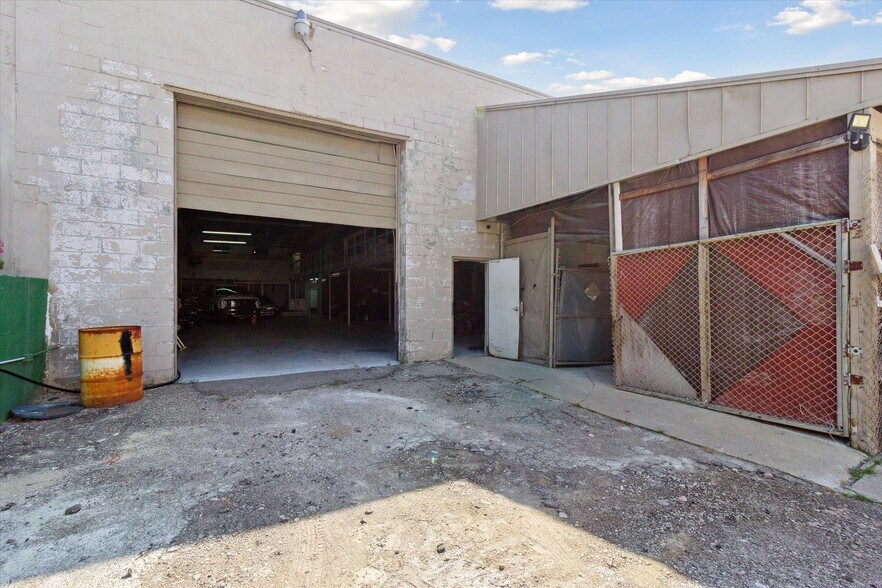 More Photos Of 4800 Joslyn Rd, Lake Orion Light Manufacturing For Sale